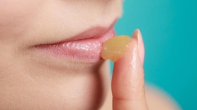 8 Cách trị khô môi, nứt nẻ, bong tróc tại nhà nhanh nhất cho đôi môi luôn căng bóng