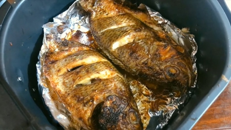 6 Cách nướng cá bằng nồi chiên không dầu giòn ngon, không bị dính